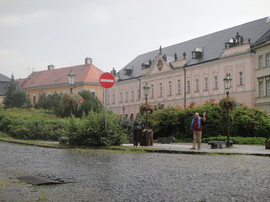 Nitra a mávající děda