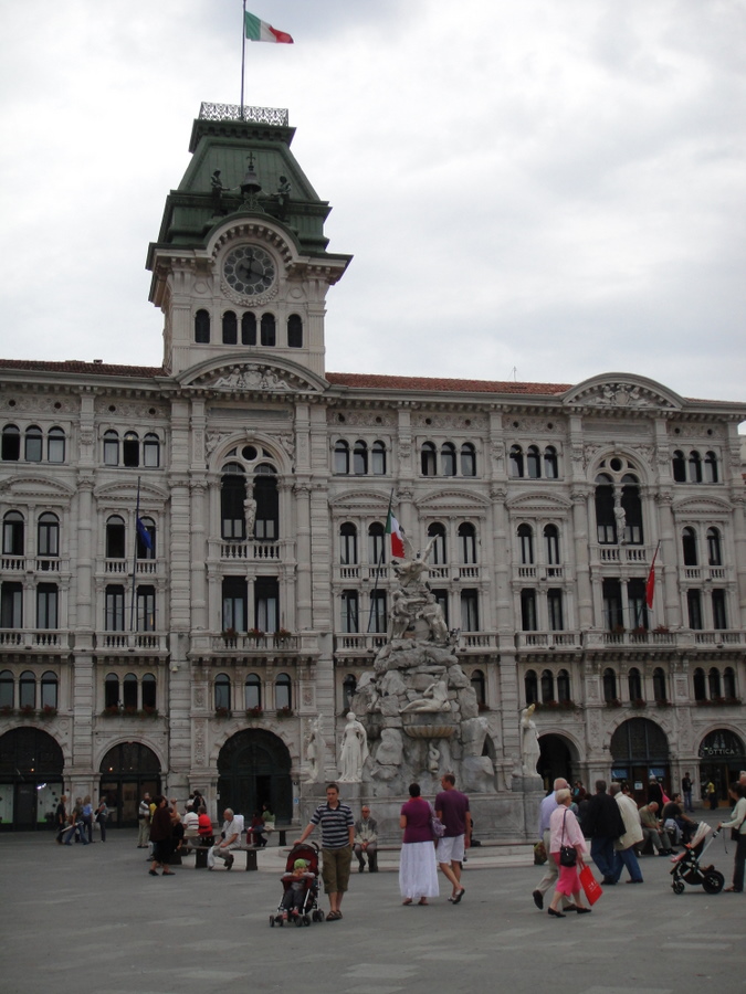 Piazza Unitá dItalia s kašnou 